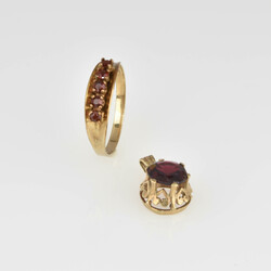 Zwei Teile Granatschmuck in Gelbgold  Gelbgold 333, 1 Ring mit 5 ...