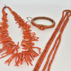 Drei Teile Korallschmuck  bestehend aus: 1 halsfernen Kette aus ...