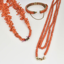 Drei Teile Korallschmuck  bestehend aus: 1 halsfernen Kette aus ...