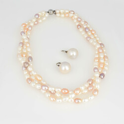 Drei Teile Perlschmuck  Metall, bestehend aus 1 Collier aus 3 ...