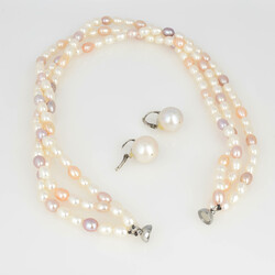 Drei Teile Perlschmuck  Metall, bestehend aus 1 Collier aus 3 ...