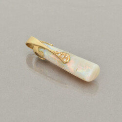 Opal-Diamantanhänger  Gelbgold 750, langer Milchopalcabochon mit ...