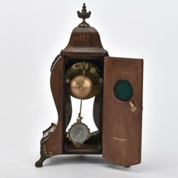 Französische Konsolenuhr geschwungenes Holzgehäuse im reduzierten ...