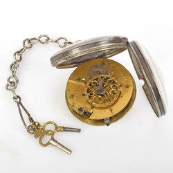 Spindeltaschenuhr 18. Jh. silberfarbenes Uhrengehäuse, weißes ...