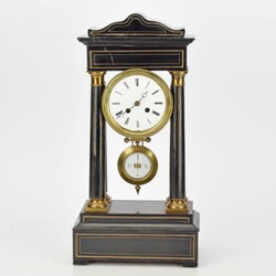 Französische Portaluhr Klassisch aufgebaute Portaluhr im Empirestil, ...