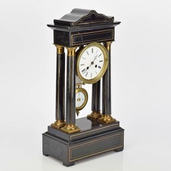 Französische Portaluhr Klassisch aufgebaute Portaluhr im Empirestil, ...