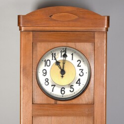 Standuhr schlankes Holzgehäuse, furniert, frontseitig verglast, die ...