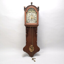  b Niederländische Halbkastenuhr konsolartiges Eichengehäuse, der ...