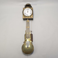  b Französische Comtoise-Uhr gedrücktes Messingblech mit ...