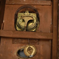  b Wiener Rahmenuhr üppig ornamentiertes Stuckrahmengehäuse hinter ...