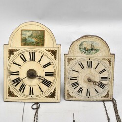  b Paar Schwarzwälder Bogenschilduhren leicht gewölbter Holzschild, ...