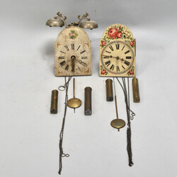  b Paar Schwarzwälder Schilderuhren mit Glocke weiß lackierter ...