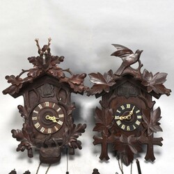 Zwei Kuckucksuhren Schwarzwald, klassischer Aufbau, reich ...