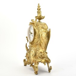 Louis XV-Pendule mit Leuchter mehrteilig gearbeiteter Korpus in ...