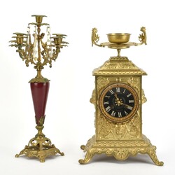  b Französische Kaminuhr mit Leuchter quaderförmiger Messingkorpus ...