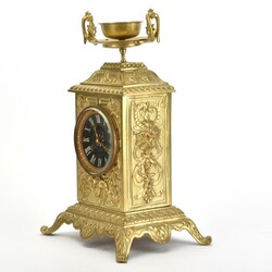  b Französische Kaminuhr mit Leuchter quaderförmiger Messingkorpus ...