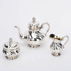 Teekern  Silber 800, gemarkt JH, bestehend aus Teekanne, Sahnegießer ...