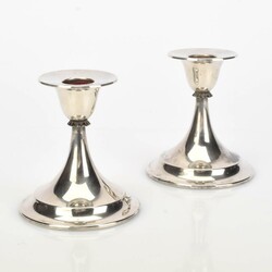Paar Tischleuchter versilbert, ungemarkt, je einflammig, runder, ...