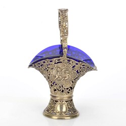 Korbschale mit Glaseinsatz versilbert, ungemarkt, durchbrochen ...