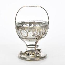 Henkelschale Silber geprüft, undeutlich gemarkt, auf rundem Fuß von ...