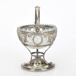 Henkelschale Silber geprüft, undeutlich gemarkt, auf rundem Fuß von ...