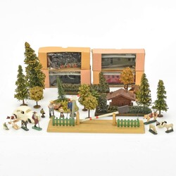 Konvolut Modellbahn und Zubehör H0, dabei Wagen, Modellbäume, ...