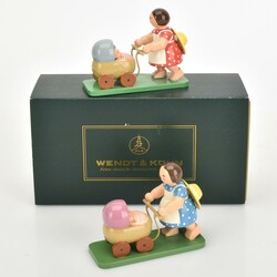 Zwei Mädchen mit Puppenwagen Wendt & Kühn, Grünhainichen, je ...