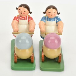 Zwei Mädchen mit Puppenwagen Wendt & Kühn, Grünhainichen, je ...