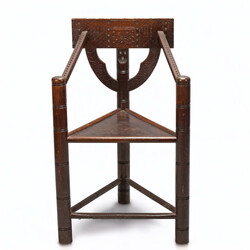 Dreiecksstuhl Worpswede Eiche, gedrechseltes Gestell aus Pfosten mit ...