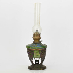 Jugendstil-Petroleumlampe einflammig, reliefierter Metallfuß, in ...