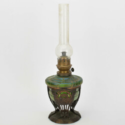 Jugendstil-Petroleumlampe einflammig, reliefierter Metallfuß, in ...