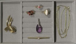 550.70: Jewelry, Lots