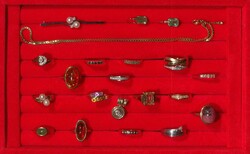 550.70: Jewelry, Lots