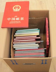 VOLKSREPUBLIK CHINA - 1987/2000, schöner Bestand von 25 Jahrbüchern ...
