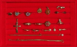 550.70: Jewelry, Lots