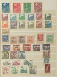 CHINA - interessante Partie in zwei Einsteckbüchern mit zahlreichen ...