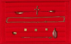 550.70: Jewelry, Lots