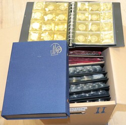 Reichhaltiger Münznachlass im Umzugskarton, vorwiegend in Alben. ...