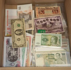 Reichhaltiger Bestand Geldscheine mit Ausgaben verschiedener Gebiete ...