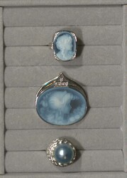 Reizvolle Partie Weißgold-Schmuck bestehend aus einem kleinen Ring ...