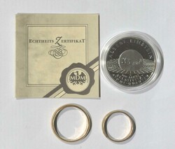 Zwei goldene Eheringe für Mann und Frau, dazu noch dreiGedenkmünzen ...