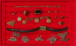 Interessante Partie Gold- und Silberschmuck, dabei Ringe, Kettenetc. ...