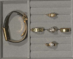 PARTIE SCHMUCK UND UHREN, dabei fünf Ringe in 14K Gelb-/Weißgold ...