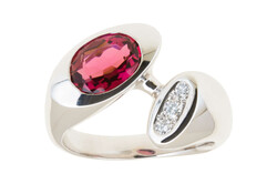 BRILLANT-TURMALINRING - 18K Weißgold, besetzt mit drei Brillanten ...