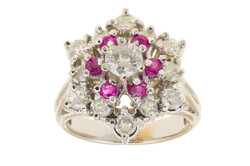 BRILLANT-RUBIN-RING - 18K Weißgold, besetzt mit 13 Brillanten W/P1 ...