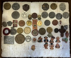 Reichhaltiger Nachlass in drei Kartons, dabei zahlreiche Anstecker ab ...