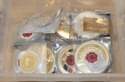 Reichhaltiger Bestand moderner Medaillen, Abzeichen etc., dabei ...