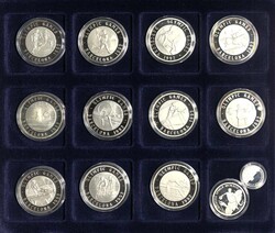 Partie von 13 Silbermedaillen zu den Olympischen Spielen 1992 mit ...
