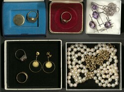 550.70: Jewelry, Lots