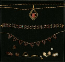550.70: Jewelry, Lots